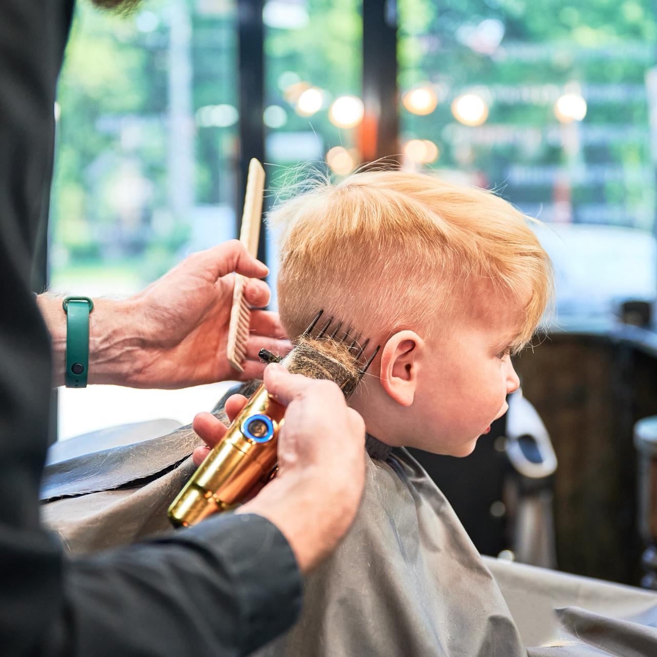 Professionele kapper aan het werk